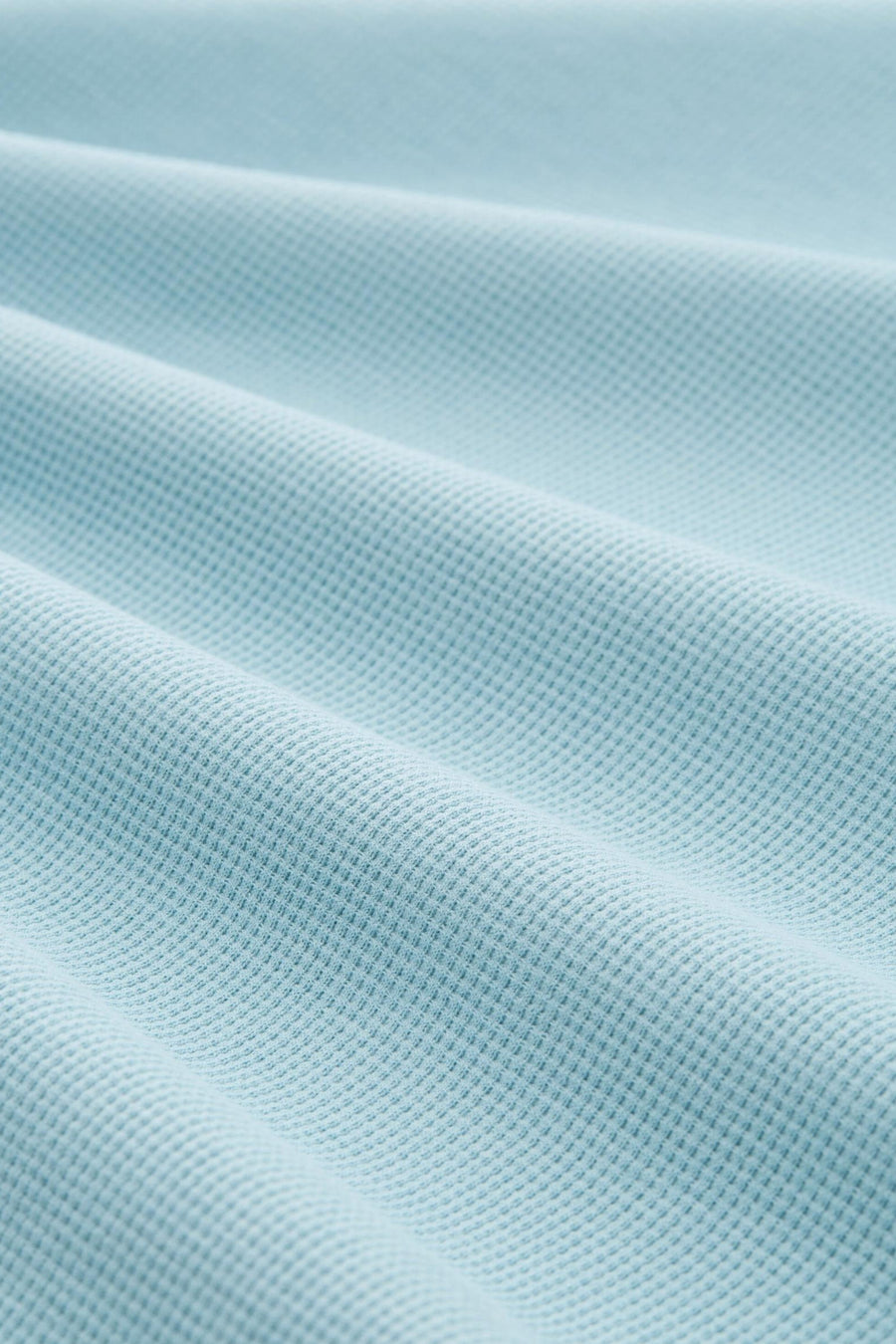 Lichtblauw wafelkatoen met plooien.
