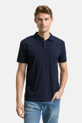 Polo bleu à manches courtes de TOM TAILOR, porté avec des jeans et des chaussures blanches.
