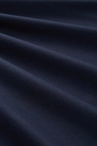 Polo bleu avec manches courtes de TOM TAILOR, présenté avec des plis subtils dans le tissu.