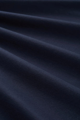 Donkerblauwe, geplooide stof.