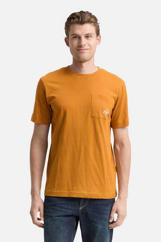 T-shirt jaune à manches courtes de TOM TAILOR, avec un poche poitrine et un homme en jeans foncés et baskets blanches.