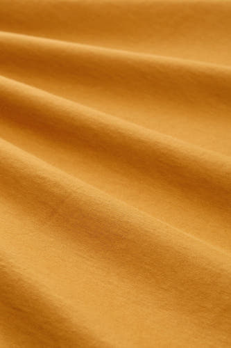 T-shirt jaune à manches courtes de TOM TAILOR, avec une texture coton froissée.
