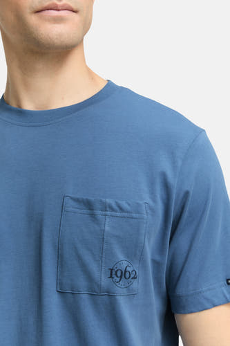 T-shirt bleu à manches courtes de TOM TAILOR, avec poche poitrine et impression logo rond.