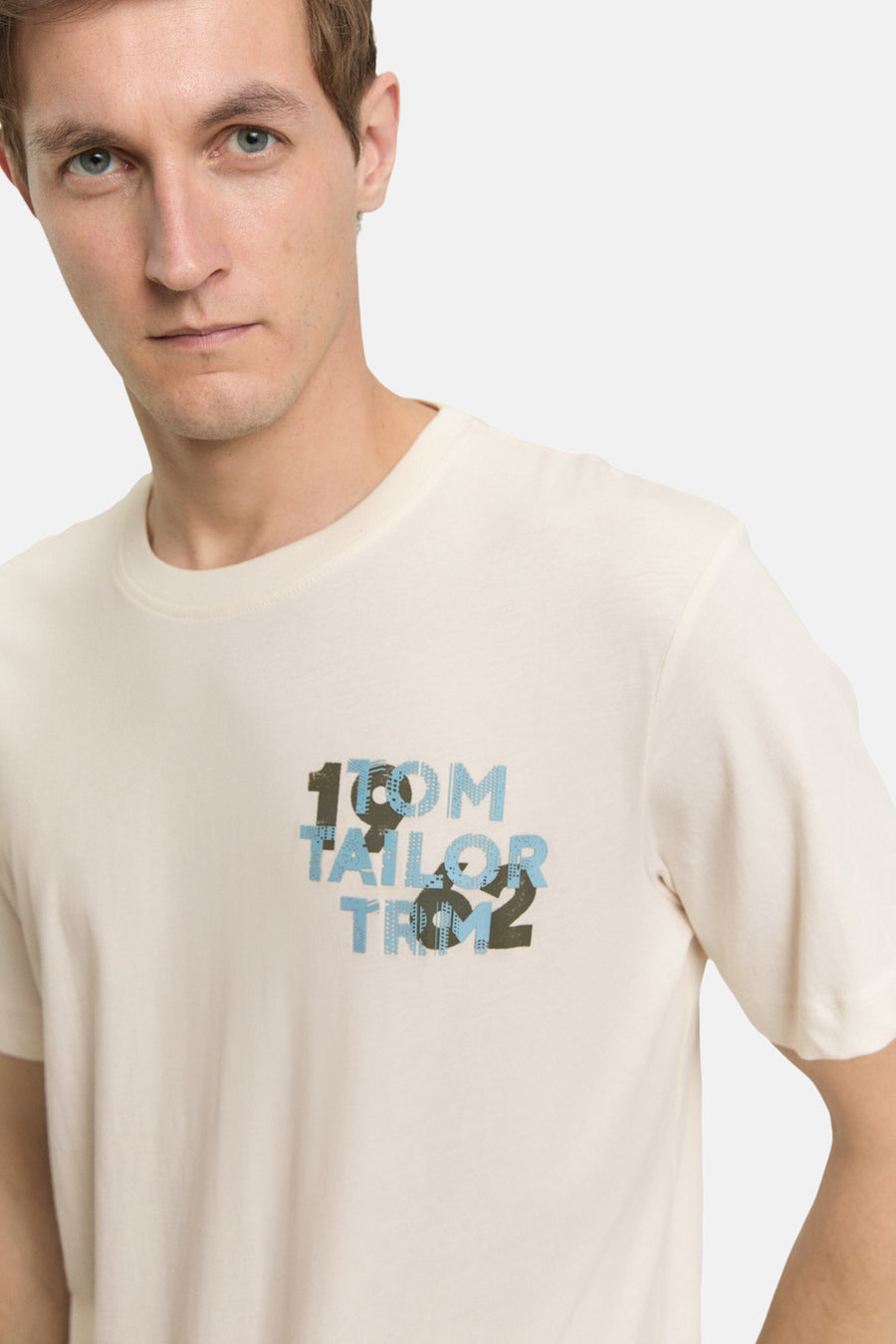 T-shirt écru à manches courtes de Tom Tailor, avec une impression sur la poitrine.