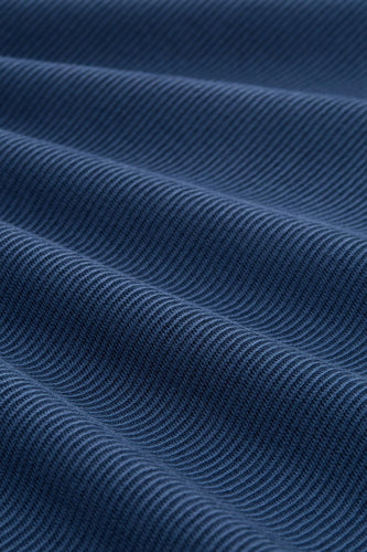 Blauw geribbeld stof close-up.
