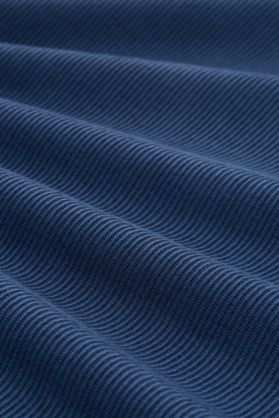 Blauw geribbeld stof close-up.
