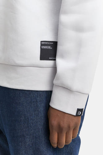 Gilet gris de TOM TAILOR avec un étiquette sur la manche et le logo de la marque sur la poitrine.