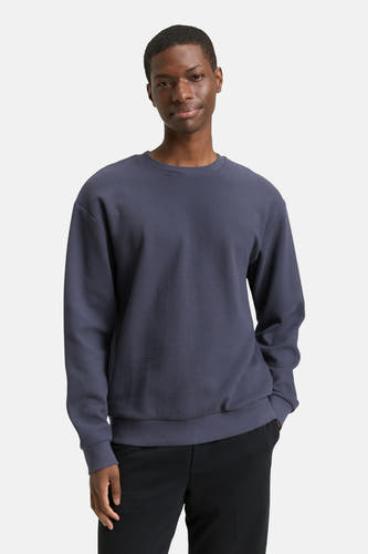 Pull-over bleu avec col rond de TOM TAILOR, associé à un pantalon noir et des baskets blanches.