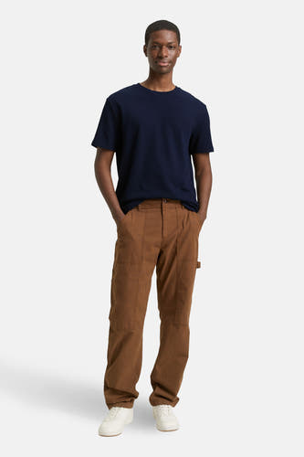 Blauw T-shirt met korte mouwen van TOM TAILOR, gedragen met bruine broek en witte sneakers.