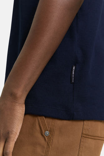 T-shirt bleu à manches courtes de TOM TAILOR, avec une structure à carreaux et un étiquette de marque subtile.