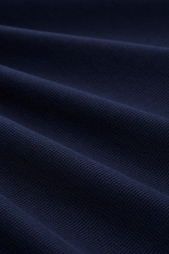 T-shirt bleu à manches courtes de TOM TAILOR, avec une subtile texture tissée et des plis dans le tissu.
