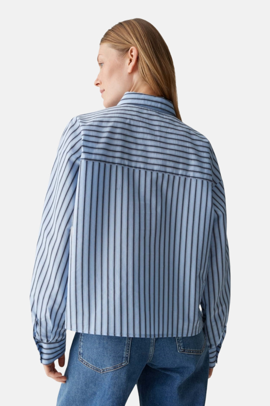 Chemise rayée bleue et blanche à manches longues d'OPUS, vue de dos avec des jeans bleus.