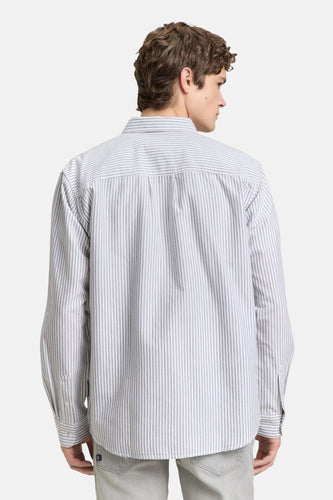 Achterkant van een gestreept overhemd op een man.
