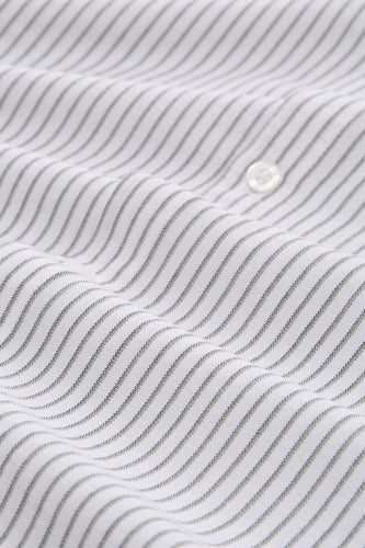 Wit gestreept overhemd met knoop.