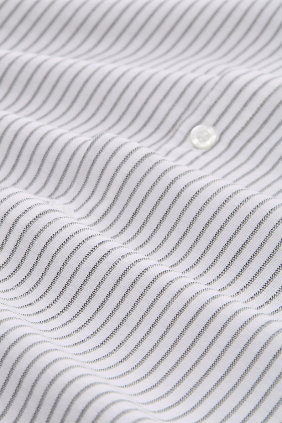 Wit gestreept overhemd met knoop.