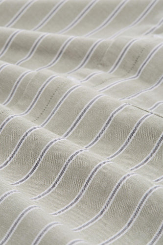 Stof met lichtgroene en witte strepen.