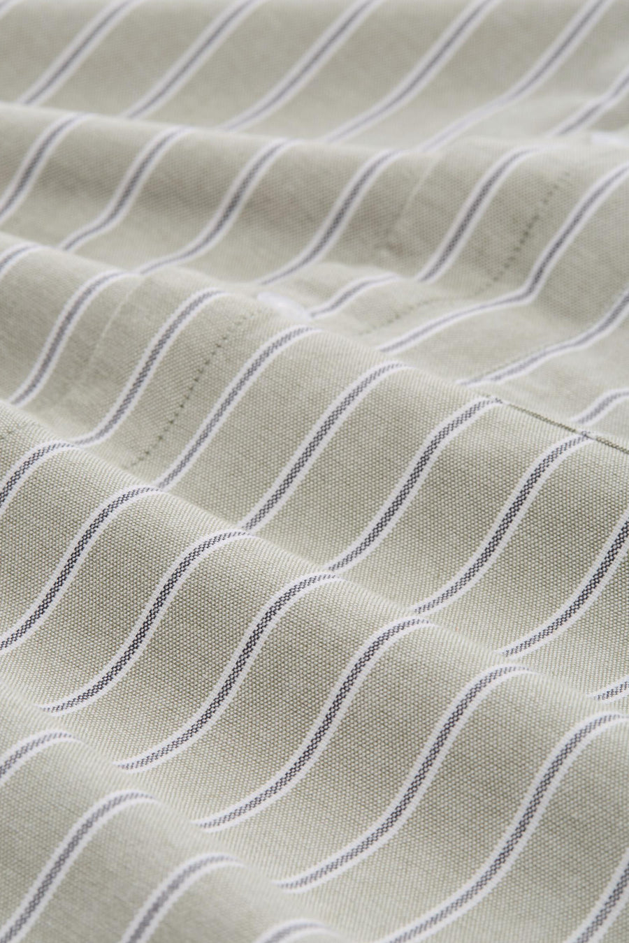 Stof met lichtgroene en witte strepen.