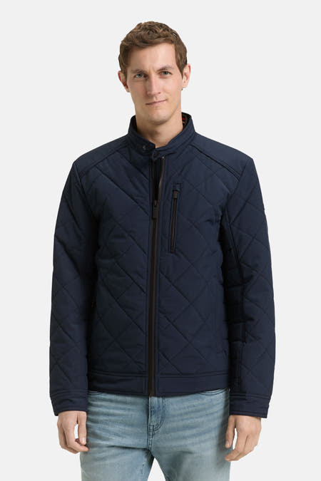 Veste courte bleue de TOM TAILOR, à motif à carreaux et portée avec un t-shirt blanc et un jean clair.