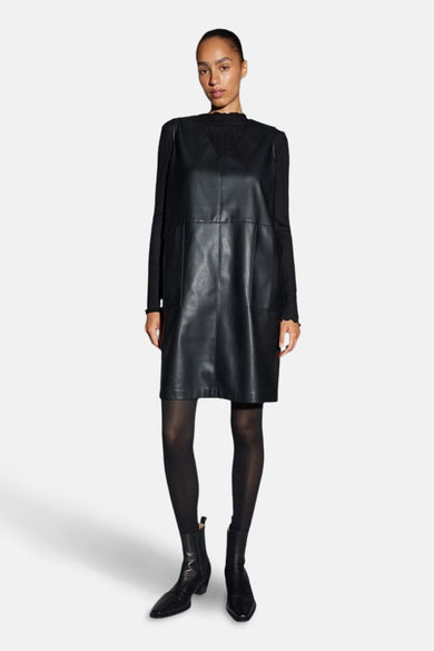 Robe sans manches noire d'OPUS, avec un col V sur une partie supérieure rayée avec des plis.