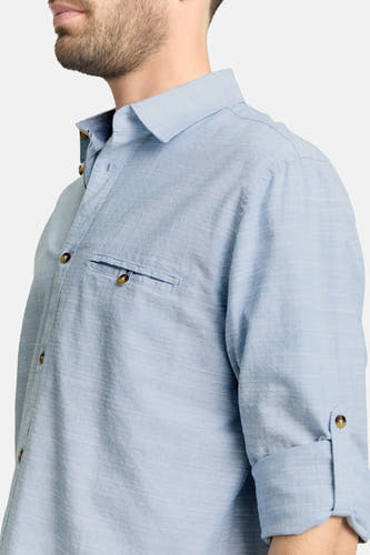 Chemise bleue à manches longues TOM TAILOR, avec une poche sur la poitrine et des manches retroussées.