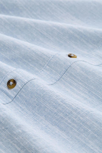 Chemise bleue à manches longues TOM TAILOR, avec de subtils pois et des boutons visibles.