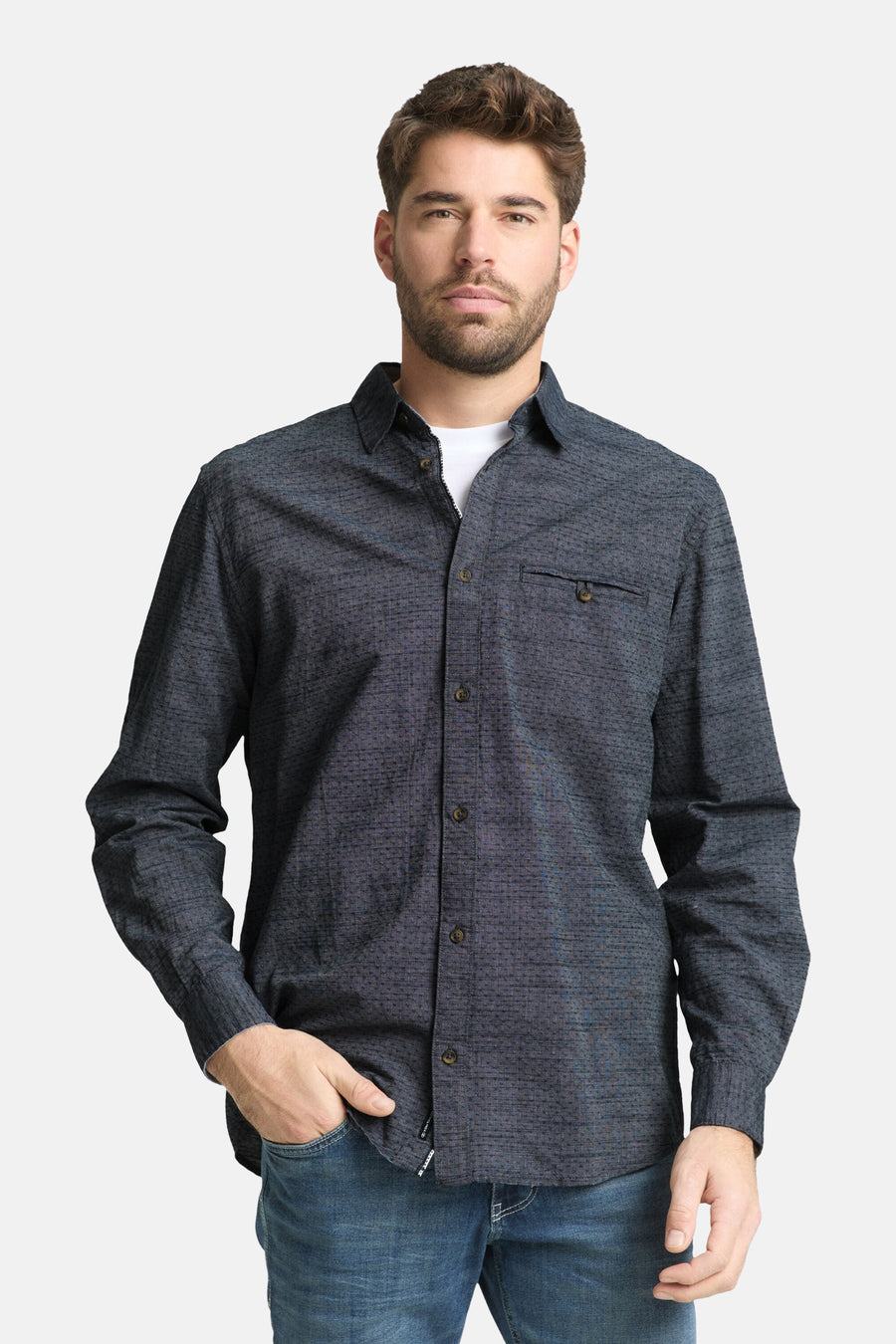 Chemise bleue à manches longues TOM TAILOR, avec une texture tissée subtile en arrière-plan.