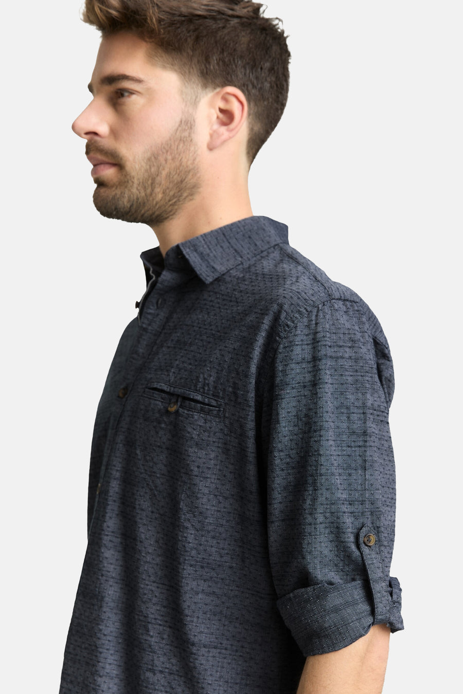 Chemise bleue à manches longues TOM TAILOR, avec manches retroussées et poche poitrine, vue de côté.