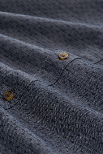 Chemise bleue à manches longues TOM TAILOR, gros plan sur le tissu à motif subtil et les boutons.