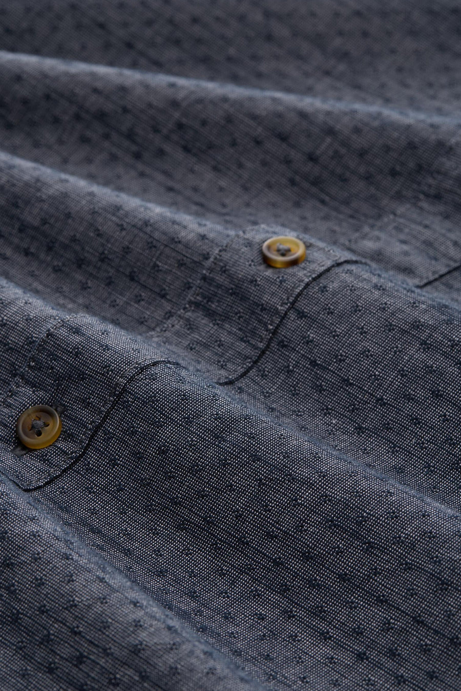 Chemise bleue à manches longues TOM TAILOR, gros plan sur le tissu à motif subtil et les boutons.