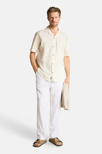 Ecru hemd met korte mouwen van TOM TAILOR, met geborduurde bladeren en resortkraag, gedragen met een witte broek en sandalen.