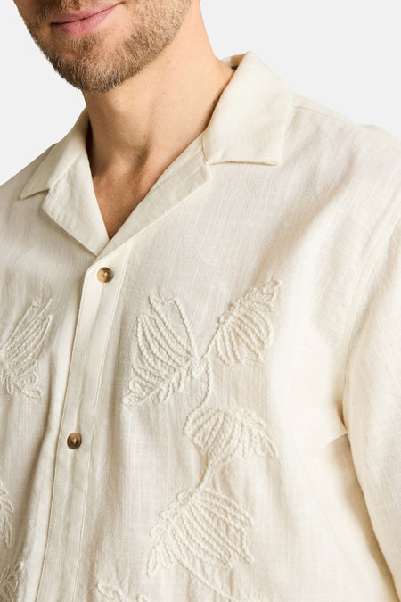 Chemise écru à manches courtes de TOM TAILOR, avec broderie florale texturée et boutons marron.