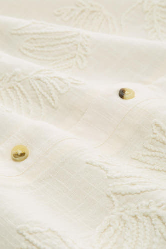 Chemise écru de TOM TAILOR avec une texture tissée fine, des feuilles brodées et des boutons en marbre.