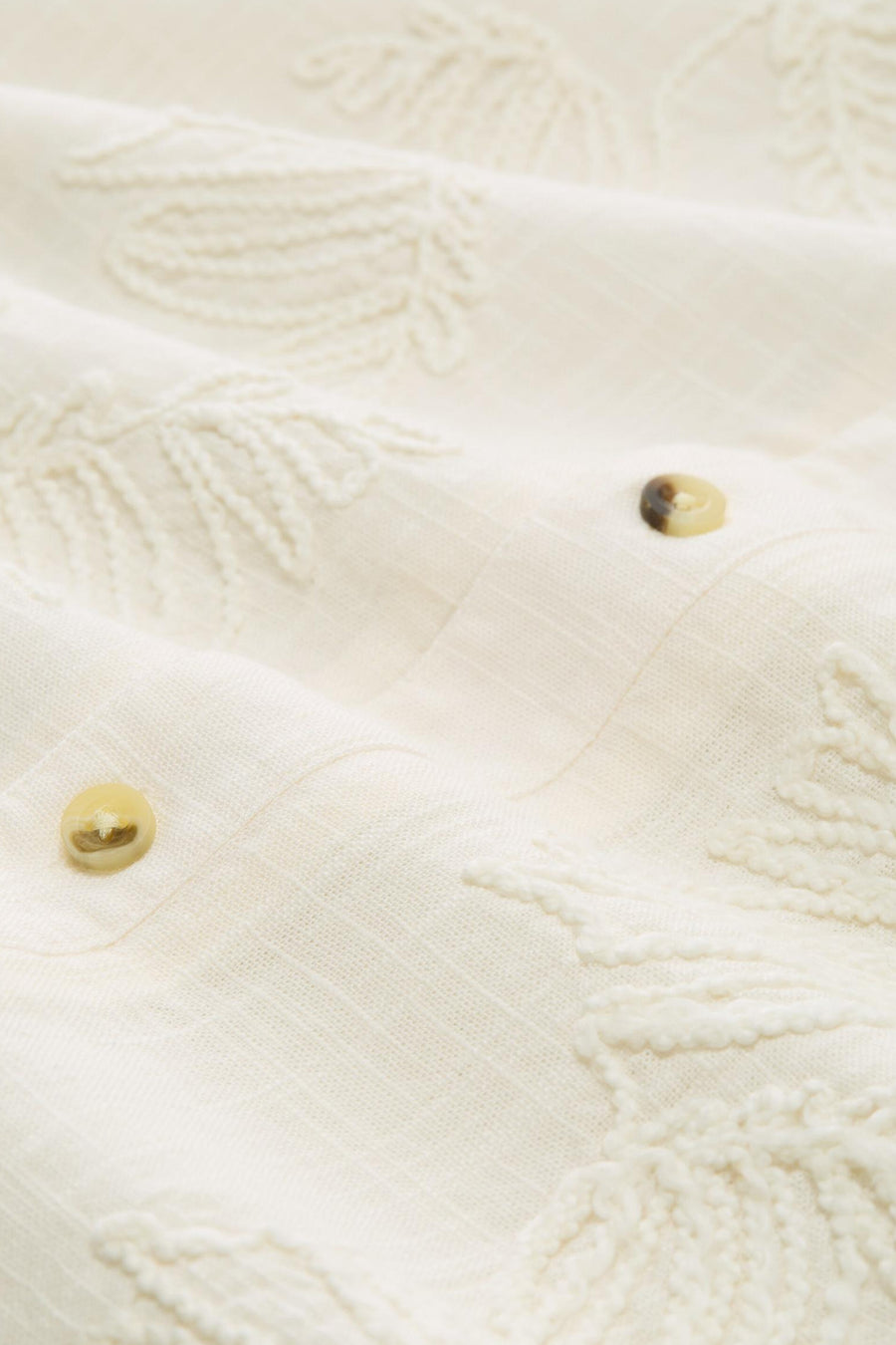 Chemise écru de TOM TAILOR avec une texture tissée fine, des feuilles brodées et des boutons en marbre.