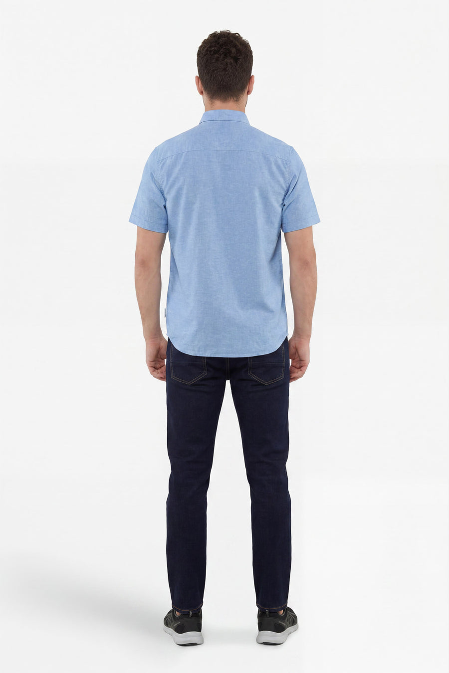 Chemise bleue à manches courtes de TOM TAILOR, vue de dos, portée avec un jean foncé et des baskets noires.