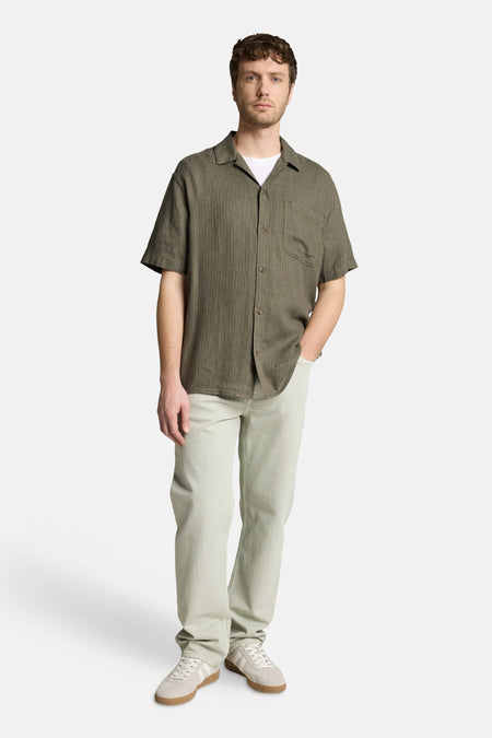Chemise verte à manches courtes de TOM TAILOR, avec une texture à rayures verticales, vue de dos.