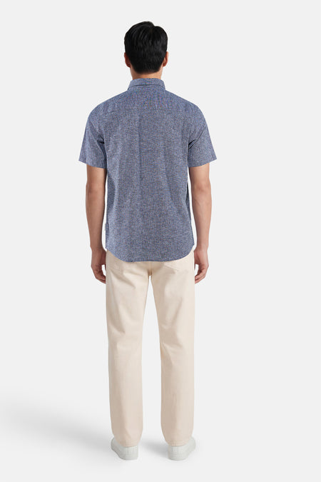 Chemise bleue à manches courtes de TOM TAILOR, avec texture subtilement tissée et légères mouchetures, dos.