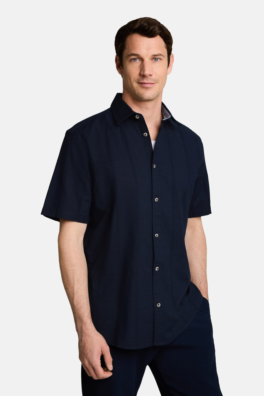 Donkerblauw korte mouwen overhemd van TOM TAILOR, met knoopsluiting en gestreept boord, gedragen door model in front view