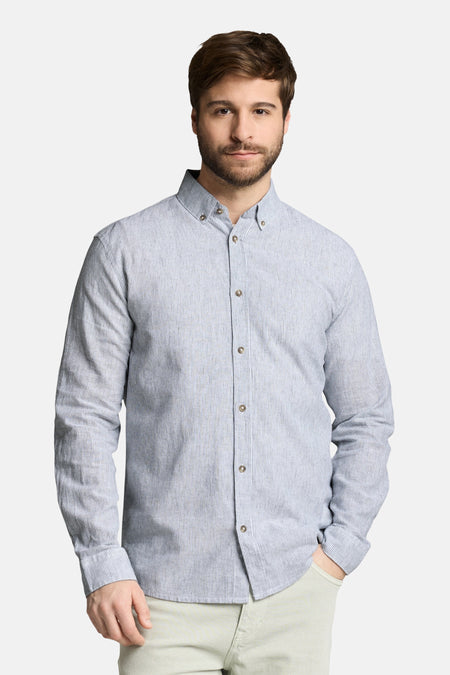 Chemise bleue à manches longues TOM TAILOR, dos à motif rayé, portée avec un pantalon beige.