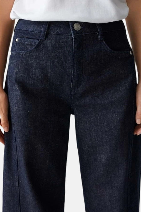 Donkerblauwe, wijde jeansbroek.