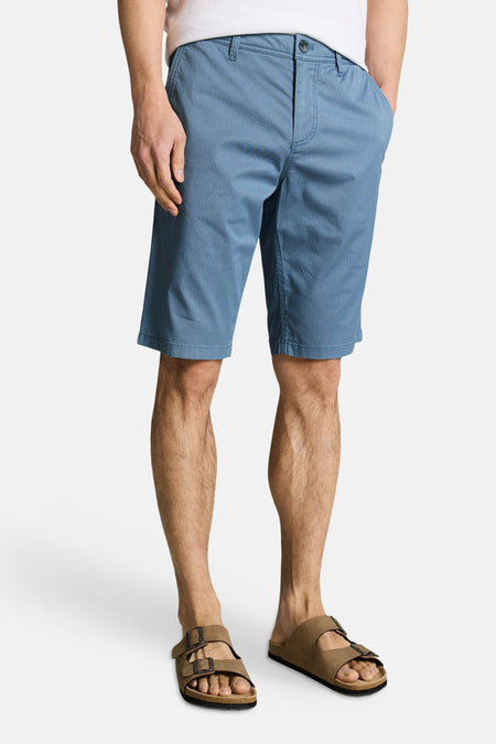 Bermuda bleu de TOM TAILOR, avec texture subtile et poche arrière avec étiquette.