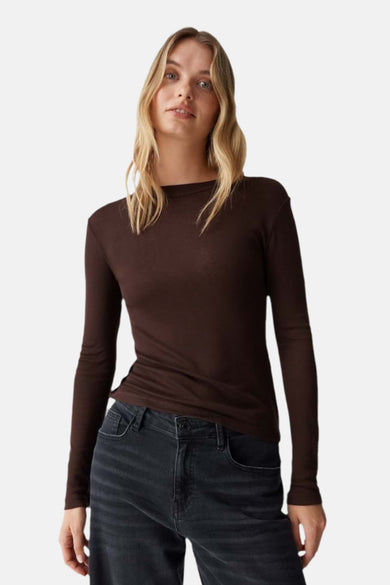 T-shirt marron à manches longues d'OPUS, gros plan sur la dame aux cheveux blonds ondulés.