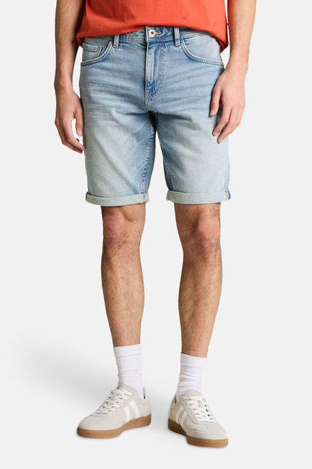 Short en jean en denim bleu clair de TOM TAILOR, avec ourlets retroussés et chaussettes blanches avec baskets.