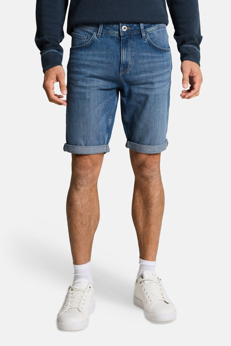 Short en jean bleu moyen en denim de TOM TAILOR, vu de dos, avec ourlets retroussés et baskets blanches avec chaussettes.