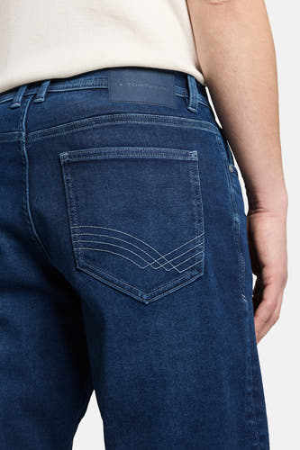 Short en jean bleu marine de TOM TAILOR, avec surpiqûres décoratives sur la poche arrière, gros plan arrière.