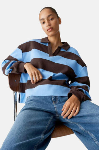 Multikleurige pull met V-hals van OPUS, met horizontale bruin en lichtblauwe strepen.