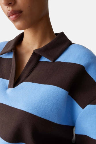 Sweat à col V multicolore d'OPUS, avec des rayures horizontales brunes et bleues et un col en polo.