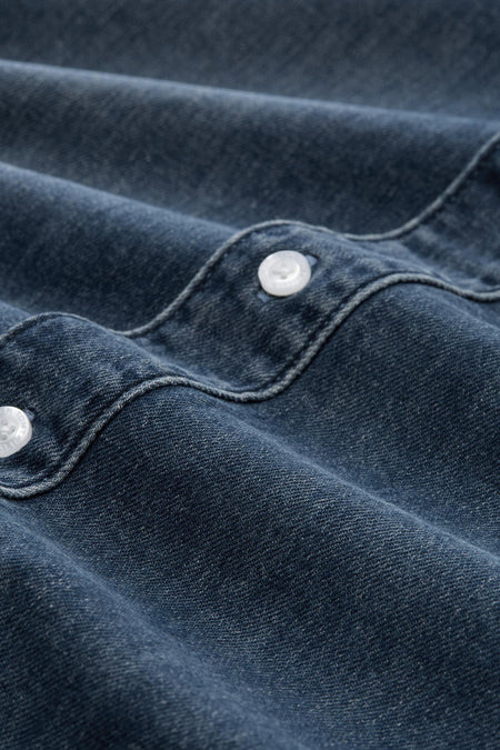 Donkerblauw denim jeanshemd van TOM TAILOR, met zichtbare knopen en gedetailleerde stiksels in de stof.