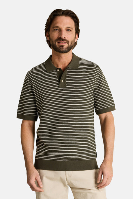 Polo rayée tricotée verte de TOM TAILOR avec des rayures blanches, portée par un homme, vue de dos.