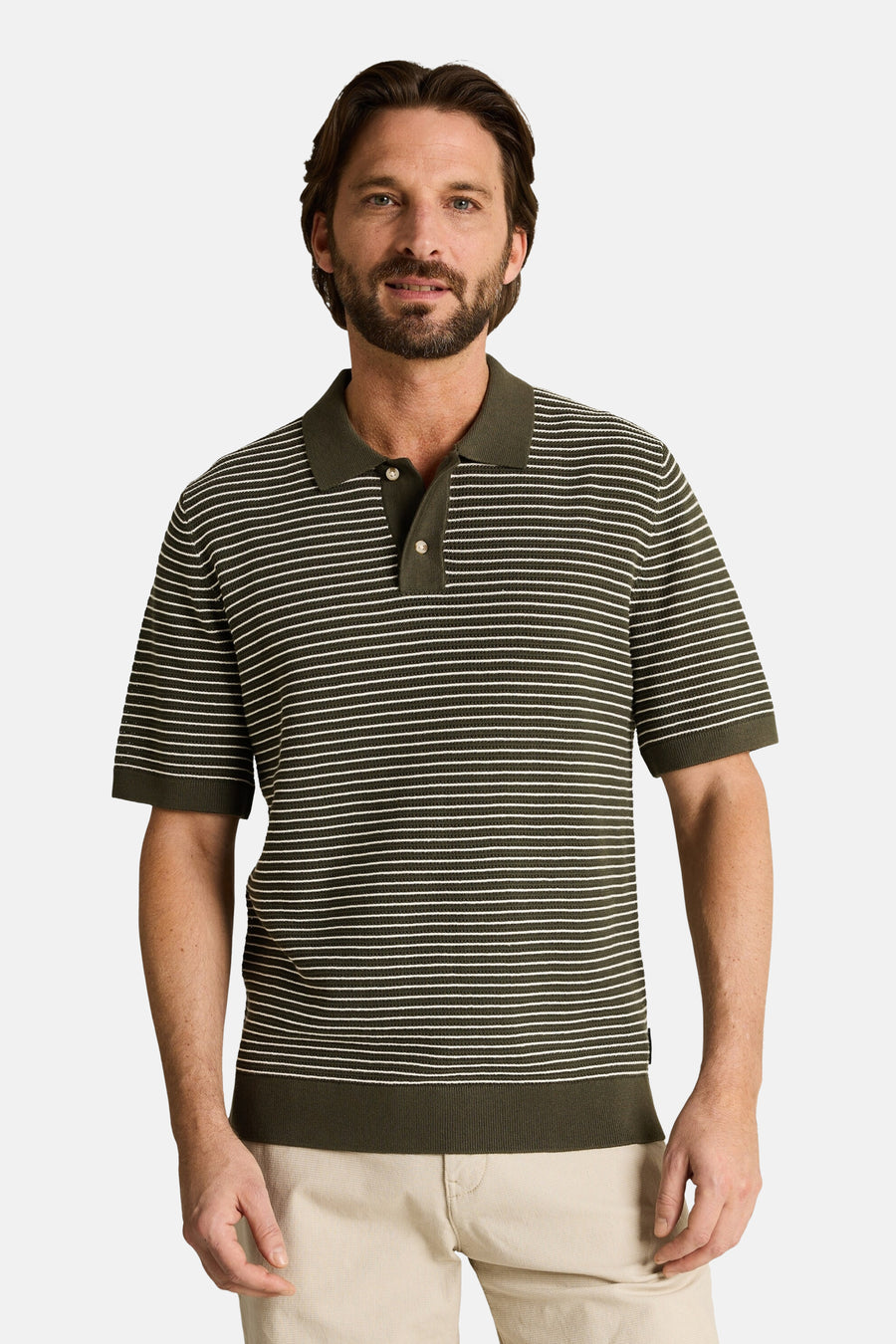Polo rayée tricotée verte de TOM TAILOR avec des rayures blanches, portée par un homme, vue de dos.
