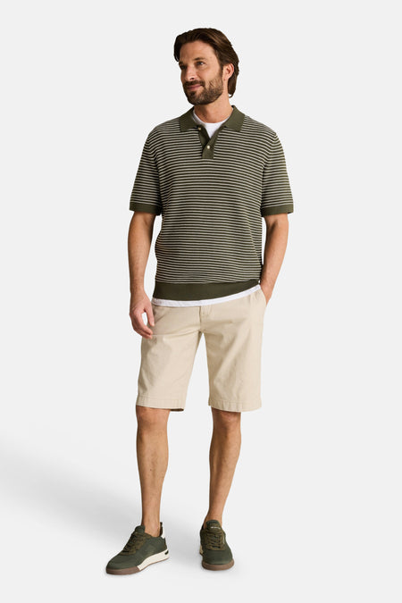 Groene polo met witte strepen van TOM TAILOR, gedragen door een man met beige shorts en groene sneakers.